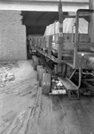 837201 Afbeelding van het transport van een spoorwagon met een vrachtauto van de Deutsche Bundesbahn (D.B.) met ...